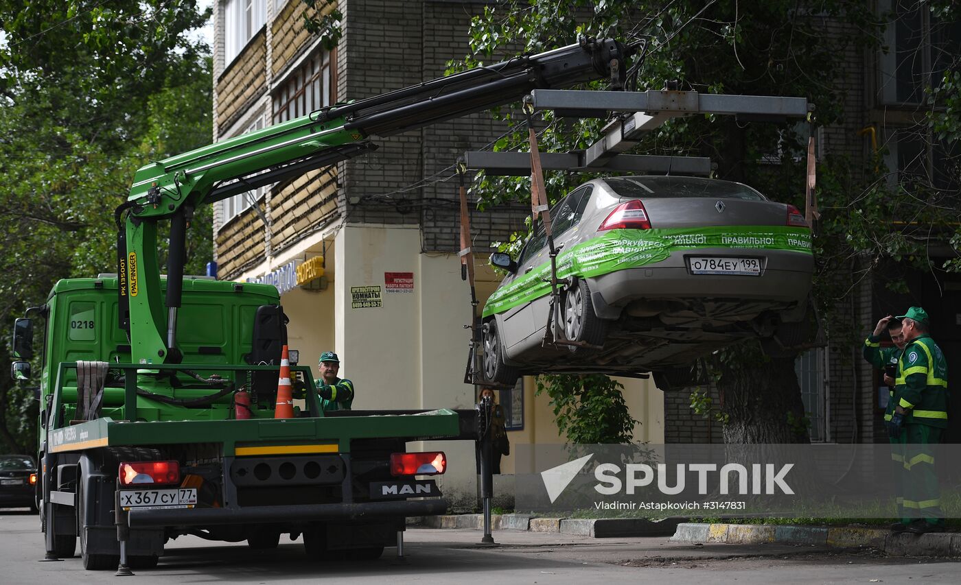 Towing a car away in Moscow