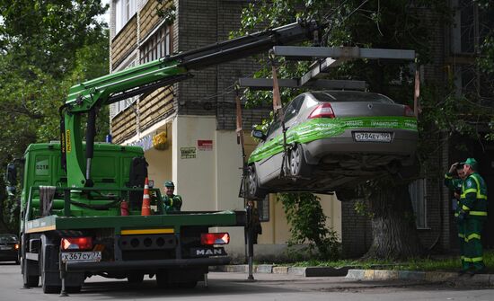 Towing a car away in Moscow