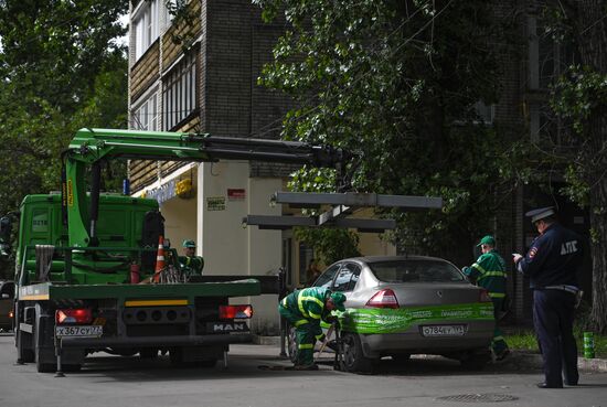Towing a car away in Moscow