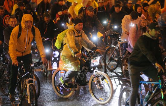 Third night time cycle parade in Moscow