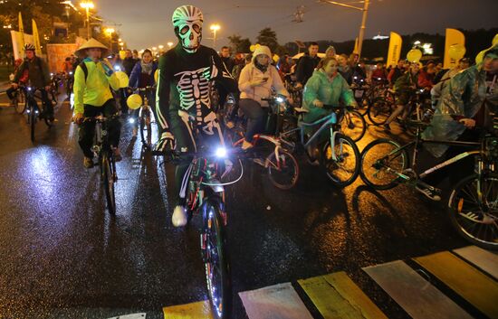 Third night time cycle parade in Moscow