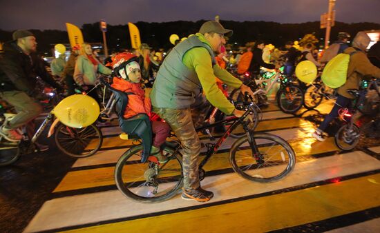 Third night time cycle parade in Moscow