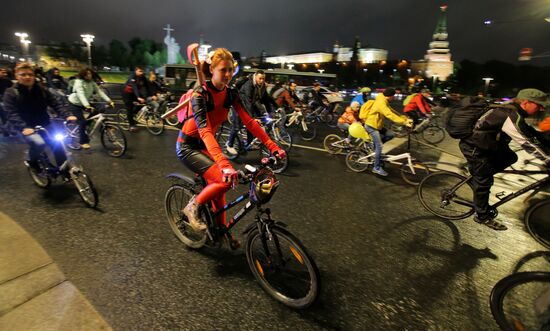 Third night time cycle parade in Moscow