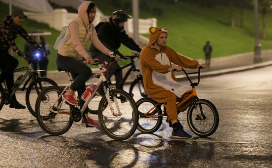 Third night time cycle parade in Moscow
