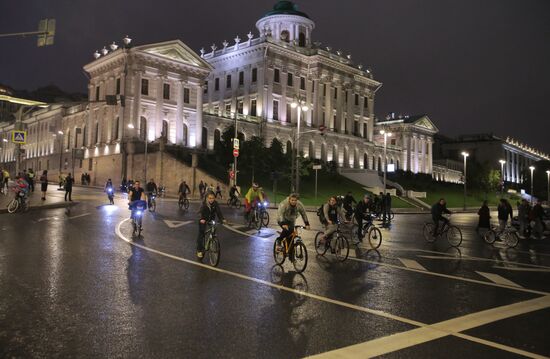 Third night time cycle parade in Moscow