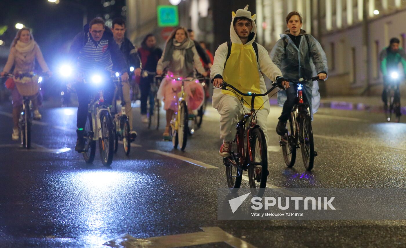 Third night time cycle parade in Moscow