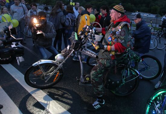 Third night time cycle parade in Moscow