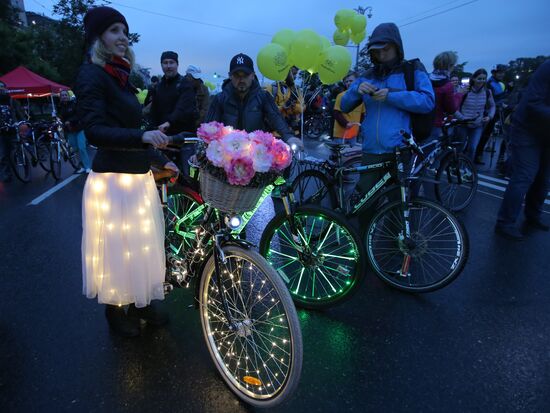 Third night time cycle parade in Moscow