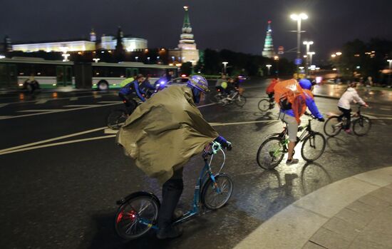 Third night time cycle parade in Moscow