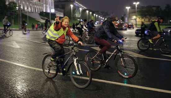 Third night time cycle parade in Moscow