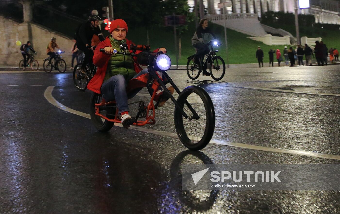 Third night time cycle parade in Moscow