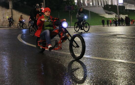 Third night time cycle parade in Moscow