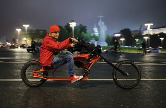 Third night time cycle parade in Moscow