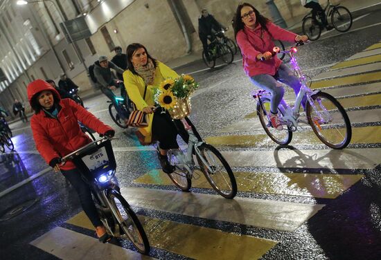 Third night time cycle parade in Moscow