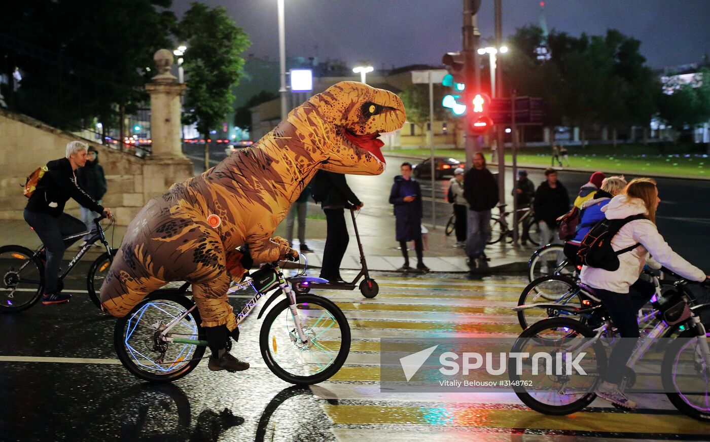 Third night time cycle parade in Moscow