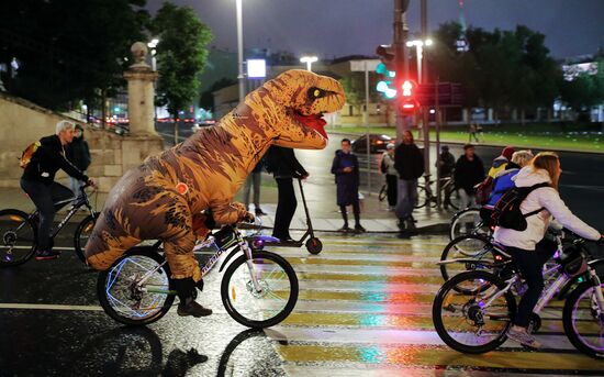 Third night time cycle parade in Moscow