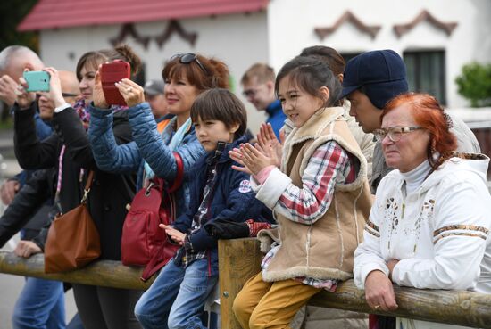 Performance by Kremlin Equestrian School students