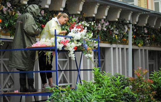 Installation of landscape arrangements of "Summer in Moscow. Flower jam" festival