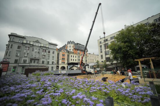 Installation of landscape arrangements of "Summer in Moscow. Flower jam" festival