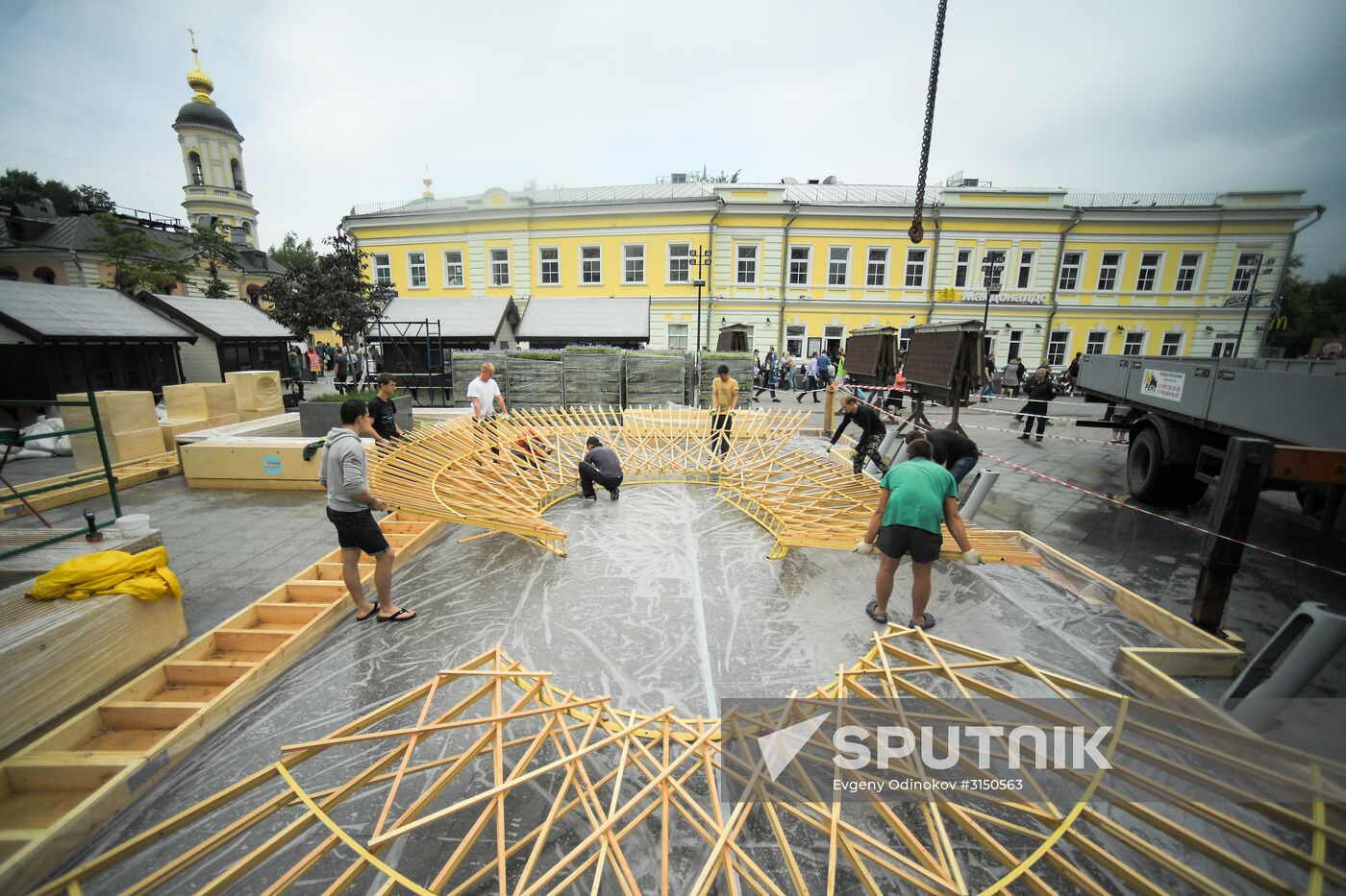 Installation of landscape arrangements of "Summer in Moscow. Flower jam" festival