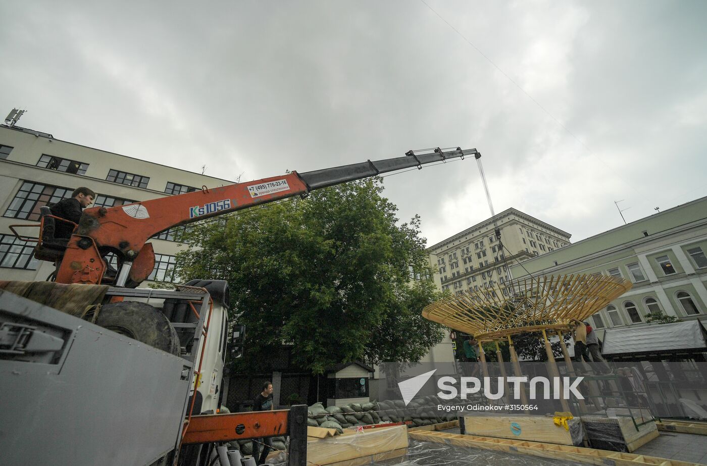 Installation of landscape arrangements of "Summer in Moscow. Flower jam" festival