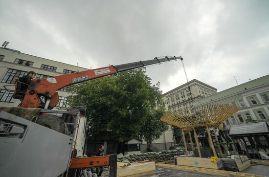 Installation of landscape arrangements of "Summer in Moscow. Flower jam" festival