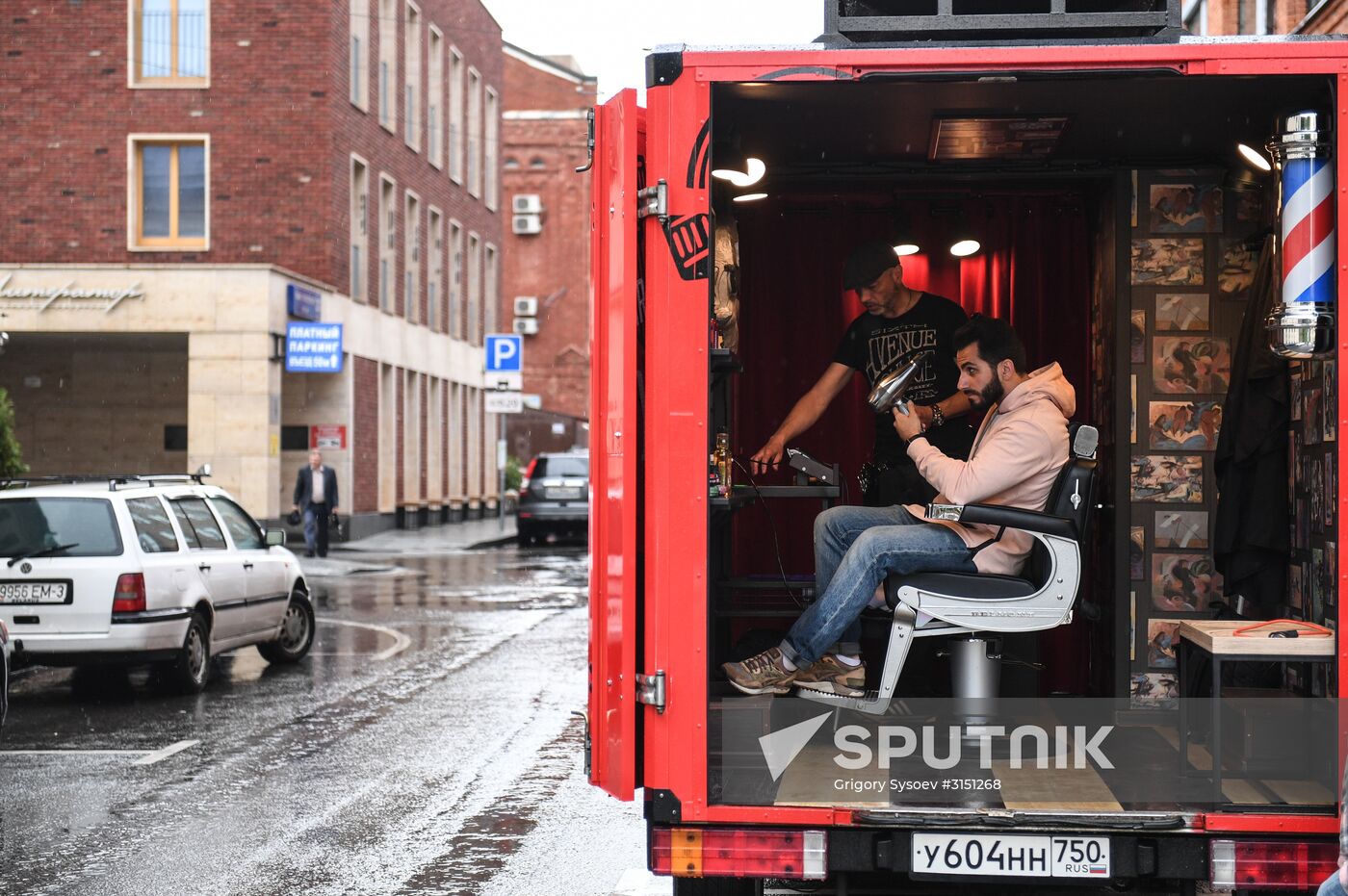 Boy Cut Barber Truck mobile barbershop appears in Moscow