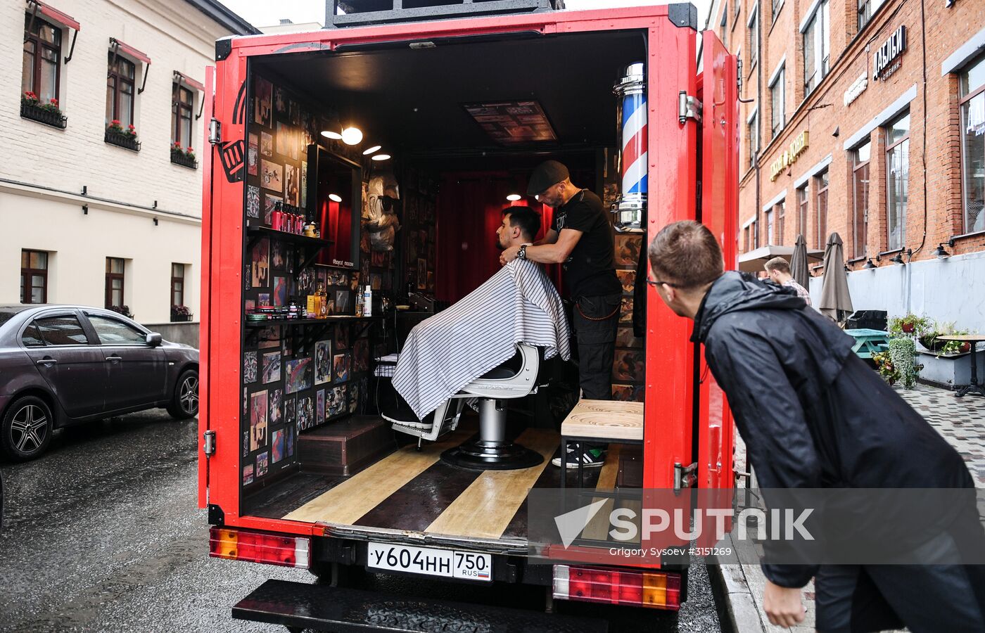 Boy Cut Barber Truck mobile barbershop appears in Moscow