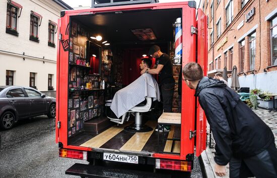 Boy Cut Barber Truck mobile barbershop appears in Moscow