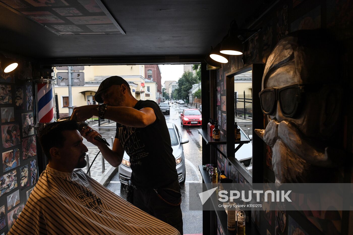 Boy Cut Barber Truck mobile barbershop appears in Moscow