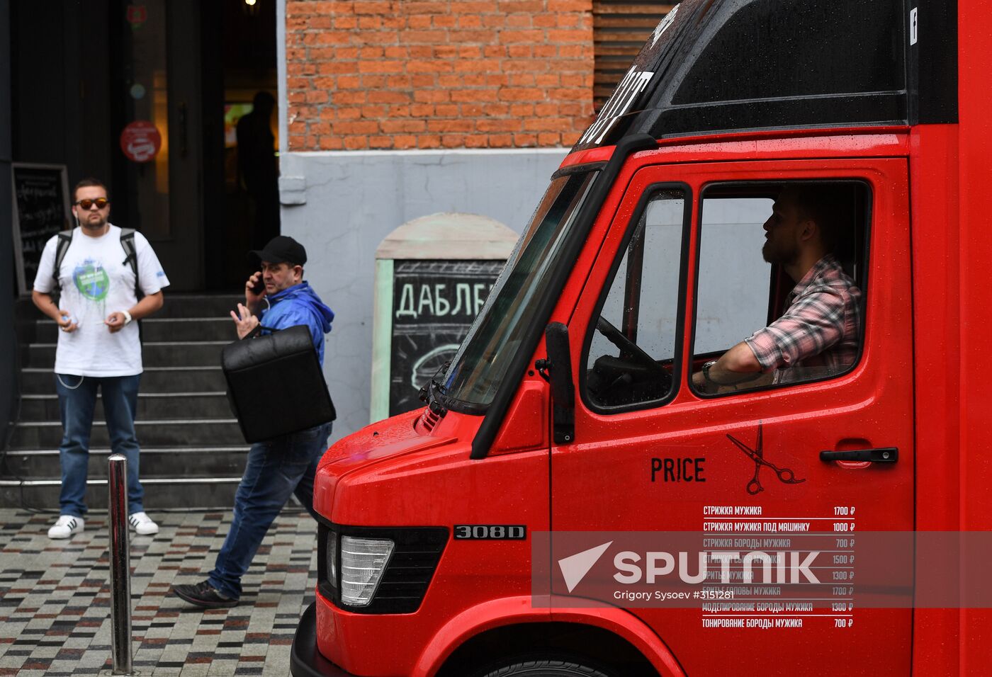 Boy Cut Barber Truck mobile barbershop appears in Moscow
