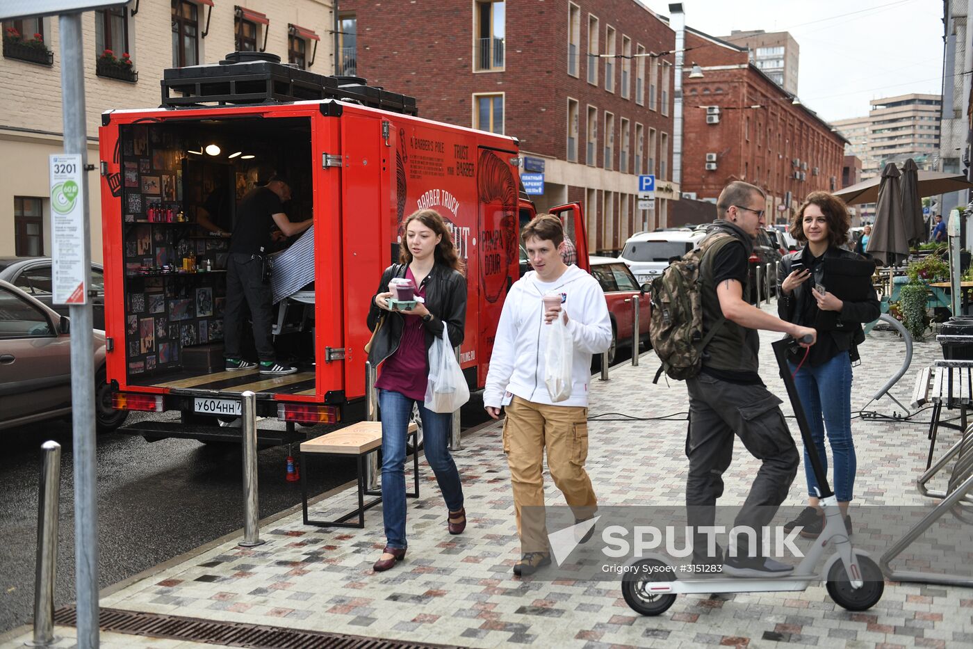 Boy Cut Barber Truck mobile barbershop appears in Moscow