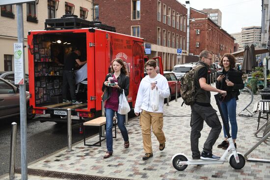 Boy Cut Barber Truck mobile barbershop appears in Moscow