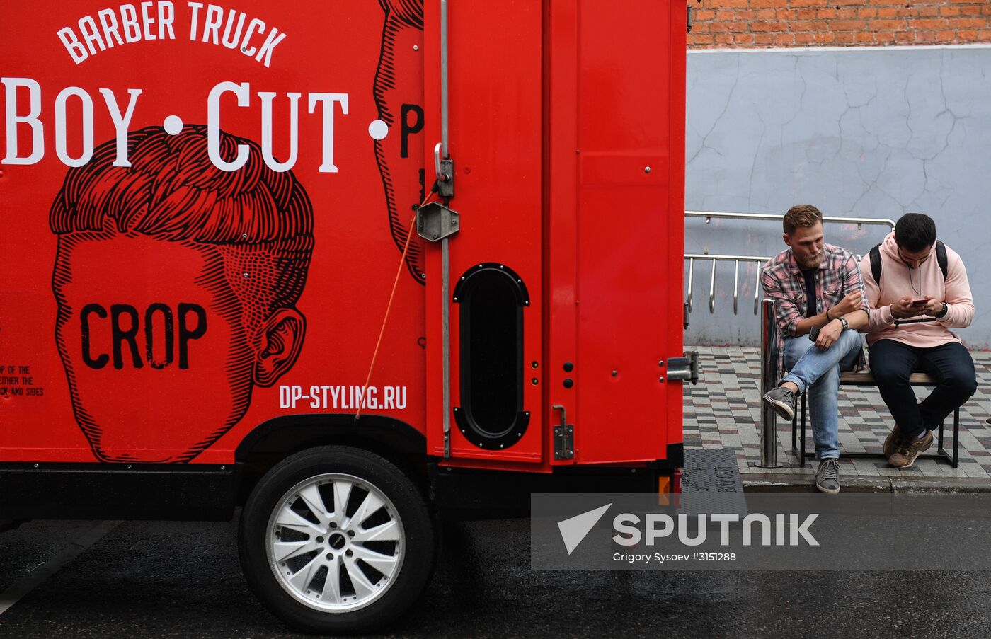 Boy Cut Barber Truck mobile barbershop appears in Moscow