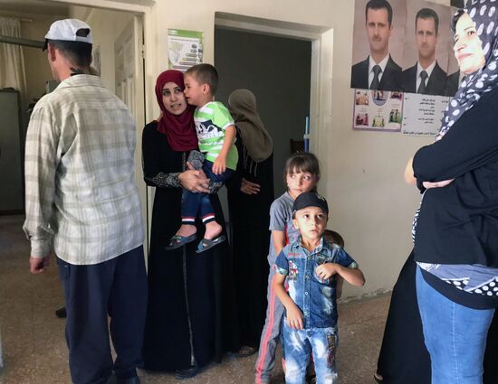 Russian Centre for Reconciliation of Opposing Sides in Syria delivers humanitarian aid to Quneitra province