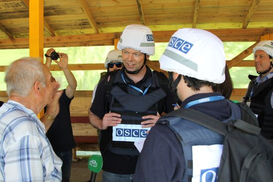 Principal Deputy Chief Monitor of the OSCE Special Monitoring Mission to Ukraine Alexander Hug visits Cossack village of Luganskaya