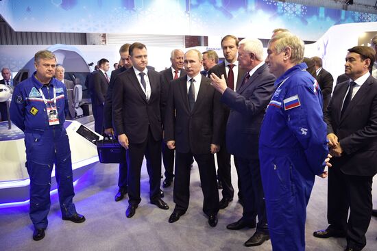 Vladimir Putin visits the International Aviation and Space Salon MAKS-2017
