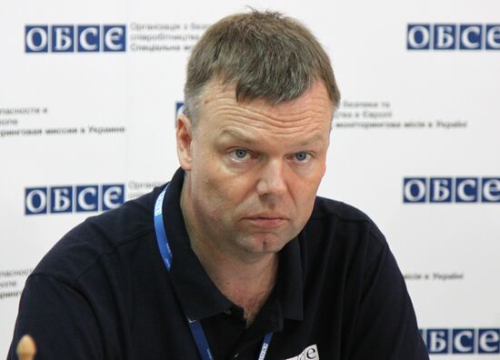 OSCE SMM Principal Deputy Chief Monitor Alexander Hug visits Stanitsa Luganskaya