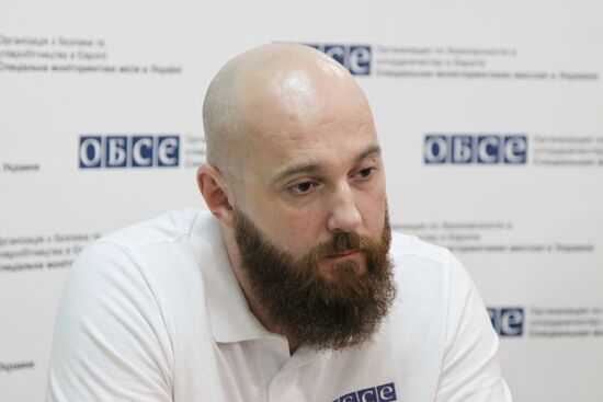 OSCE SMM Principal Deputy Chief Monitor Alexander Hug visits Stanitsa Luganskaya