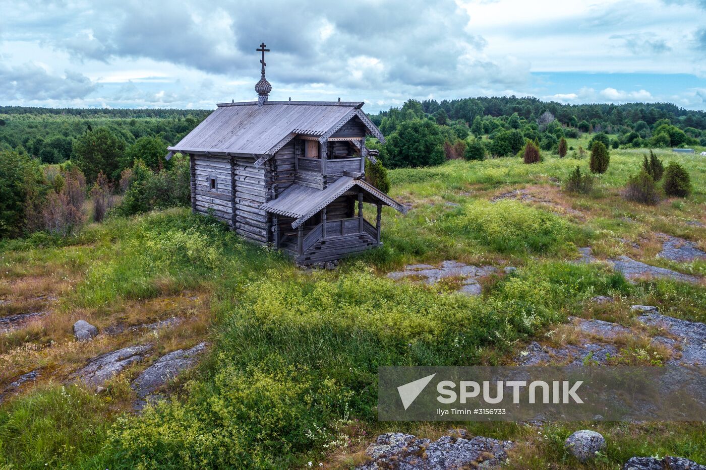 The wooden Chapel of Michael the Archangel (17th - 19th century) in the village of Payanitsy (Podgorskaya), Medvezhyegorsky district, Republic of Karelia. The village is situated on the bank of the Lake Onega, in the historical area of Zaonezhye. Location: Russia, Republic of Karelia. Author: Ilya Timin/Sputnik. Russian regions. Karelina