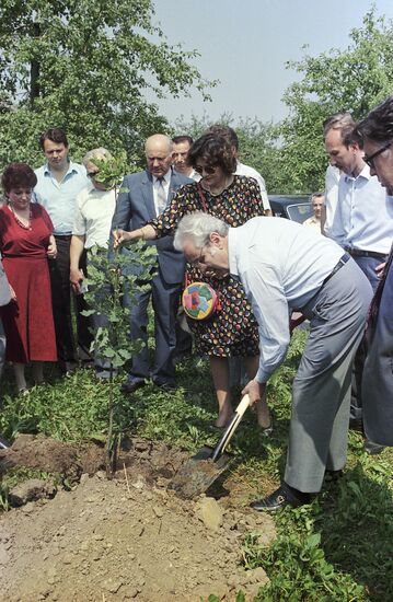 UN Secretary-General Javier Perez de Cuellar visits Soviet Union