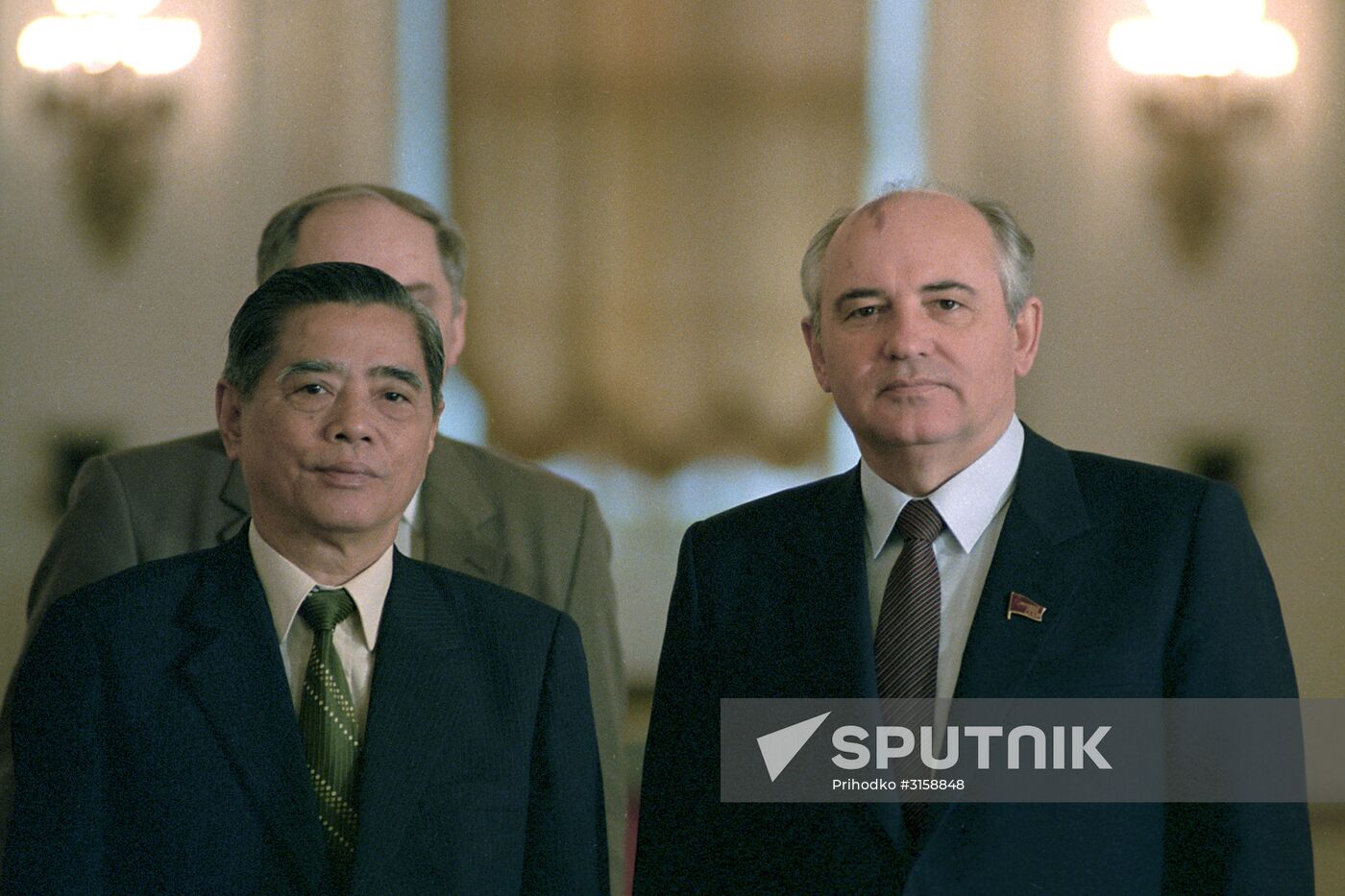 Nguyen Van Linh visits Soviet Union