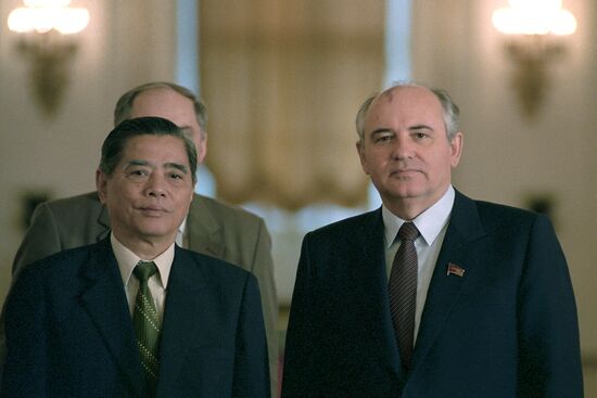 Nguyen Van Linh visits Soviet Union