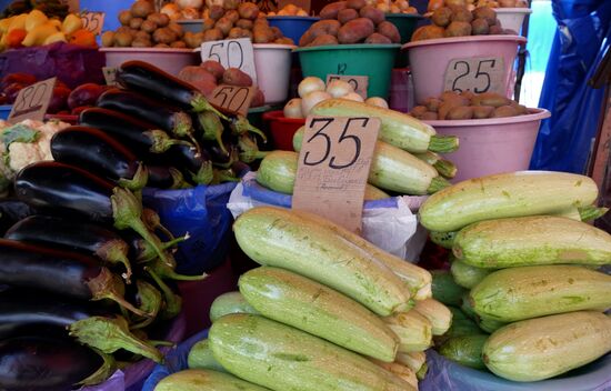 Selling fruits and vegetables in Donetsk