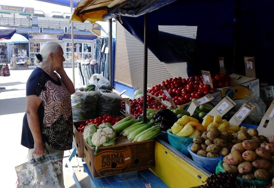 Selling fruits and vegetables in Donetsk