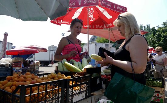 Selling fruits and vegetables in Donetsk