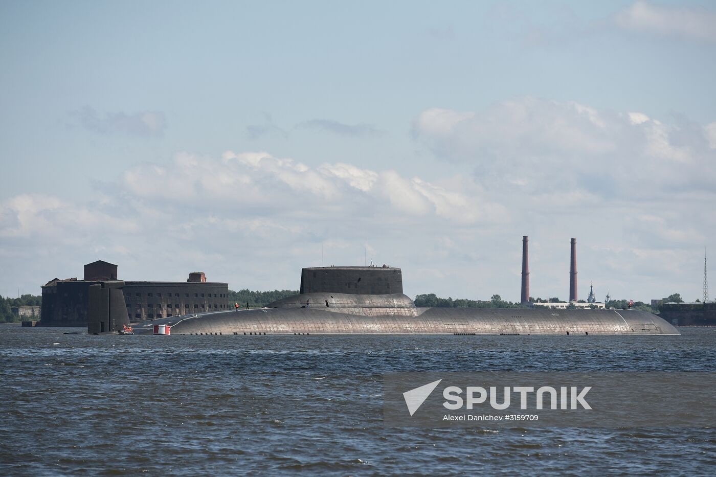 Ballistic missile submarine Dmitry Donskoi and nuclear battlecruiser Pyotr Veliky arrive in Kronstadt