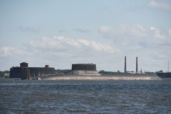 Ballistic missile submarine Dmitry Donskoi and nuclear battlecruiser Pyotr Veliky arrive in Kronstadt