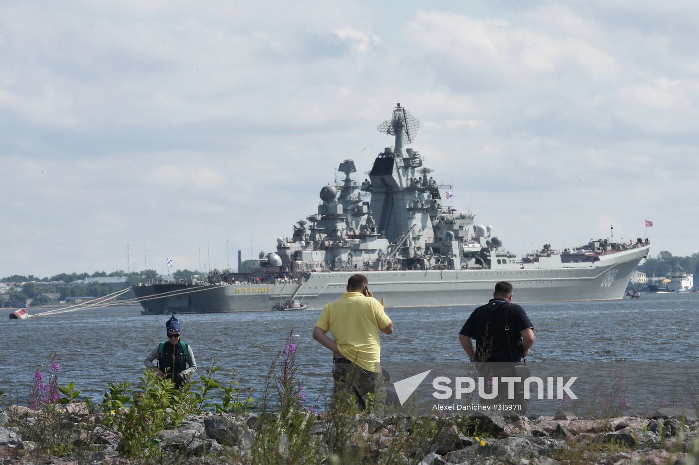 Ballistic missile submarine Dmitry Donskoi and nuclear battlecruiser Pyotr Veliky arrive in Kronstadt