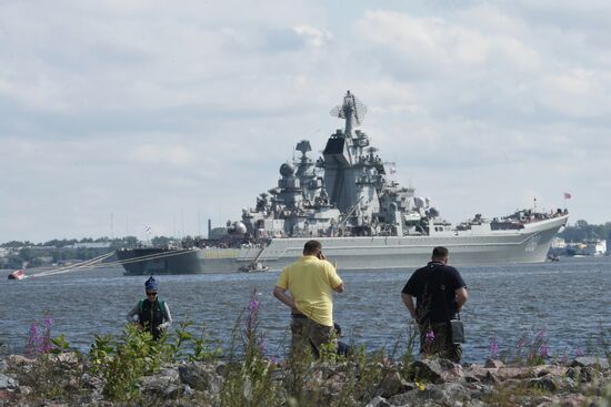 Ballistic missile submarine Dmitry Donskoi and nuclear battlecruiser Pyotr Veliky arrive in Kronstadt